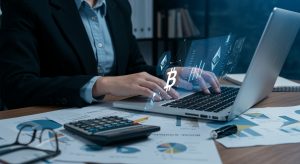 Asesor fiscal revisando criptomonedas para la declaraci&oacute;n de la renta 2025 en Espa&ntilde;a